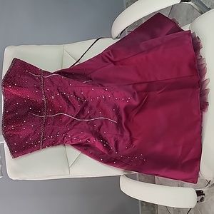 Burgundy short dress with beaded embellishments size 5/6 by Morgan and Co